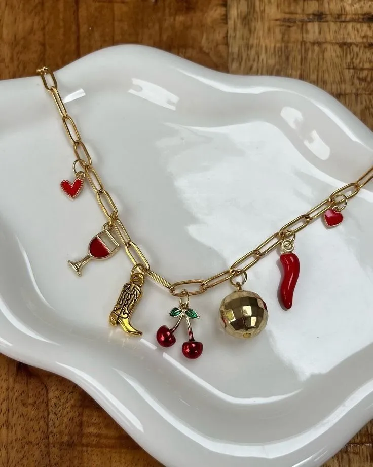 Übersicht der Charm Bar mit hunderten sortierten Charms