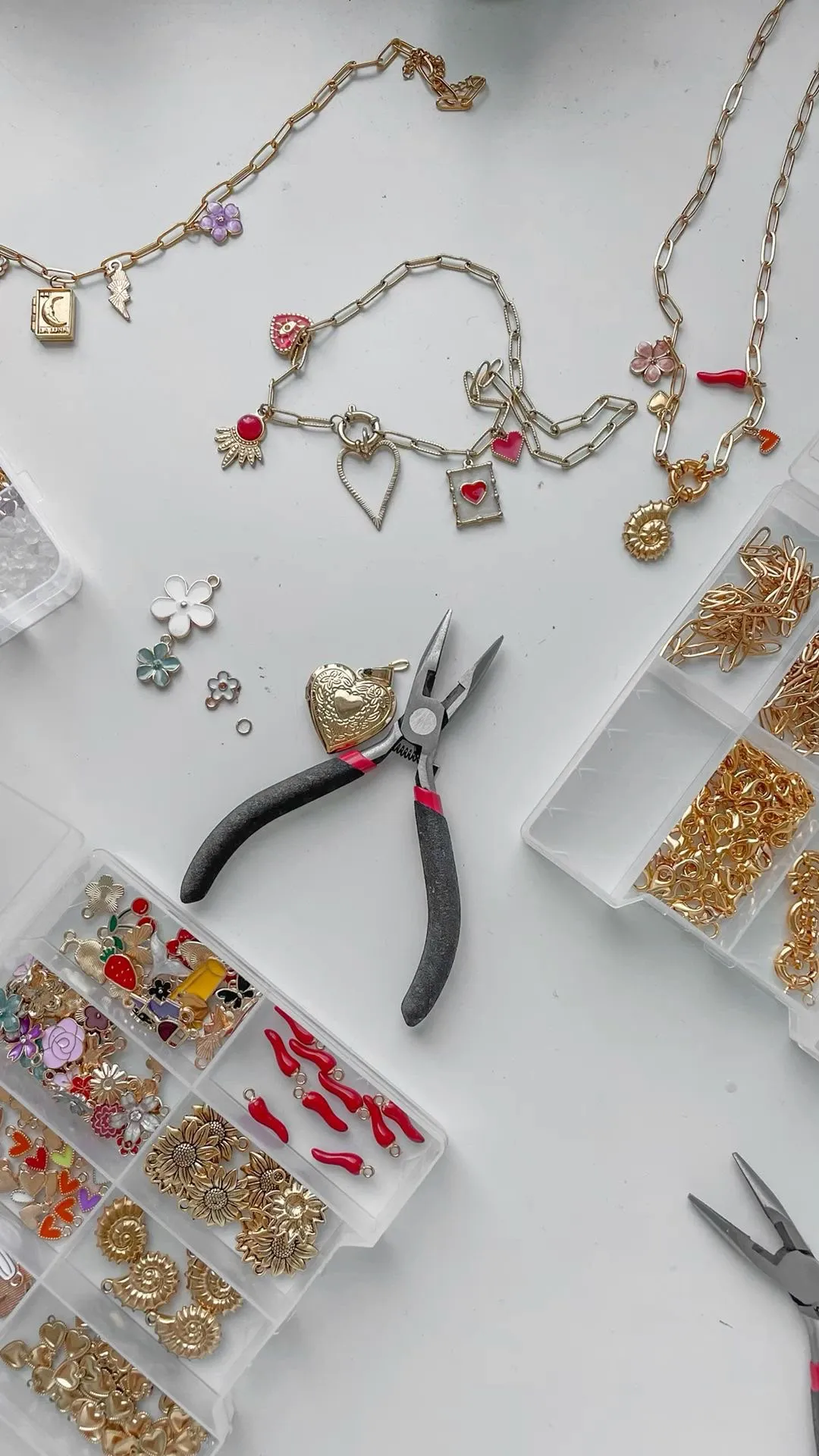 Mehrere goldfarbene Ketten und Armbänder mit filigranen Charms