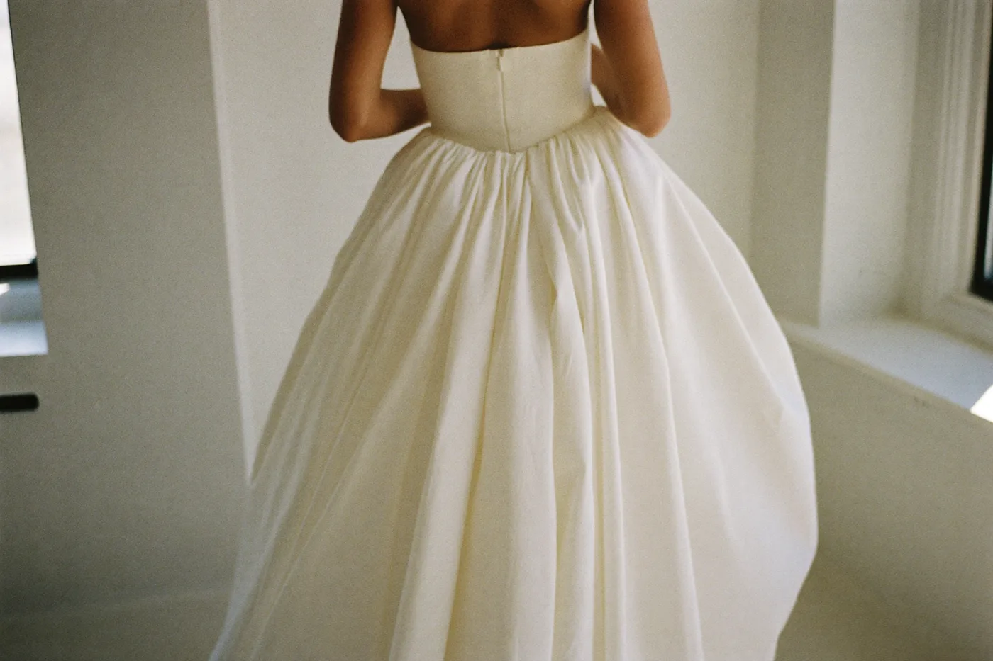Braut von hinten im A-Linie Brautkleid mit weich ausgestelltem Rock