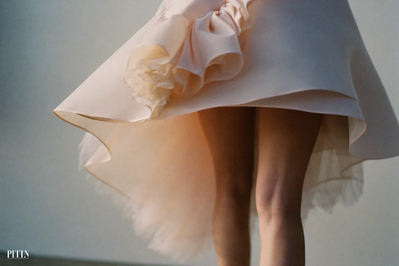 Brautkleid Blush in Bewegung: zarte Tülllagen mit Rosé-Schimmer im warmen Licht
