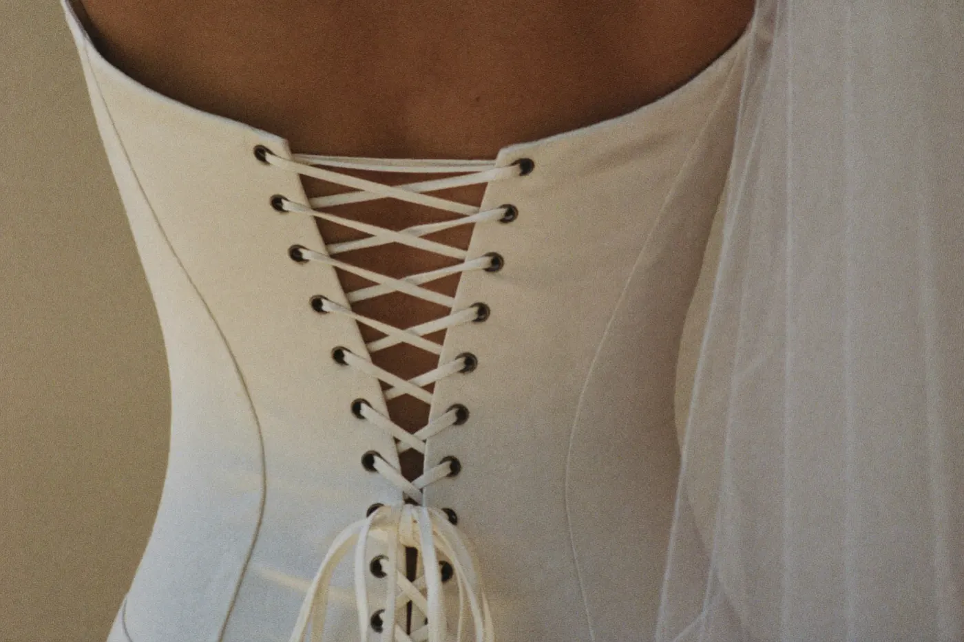 Brautkleid Corsage im Detail: Schnürung am Rücken eines Brautkleids