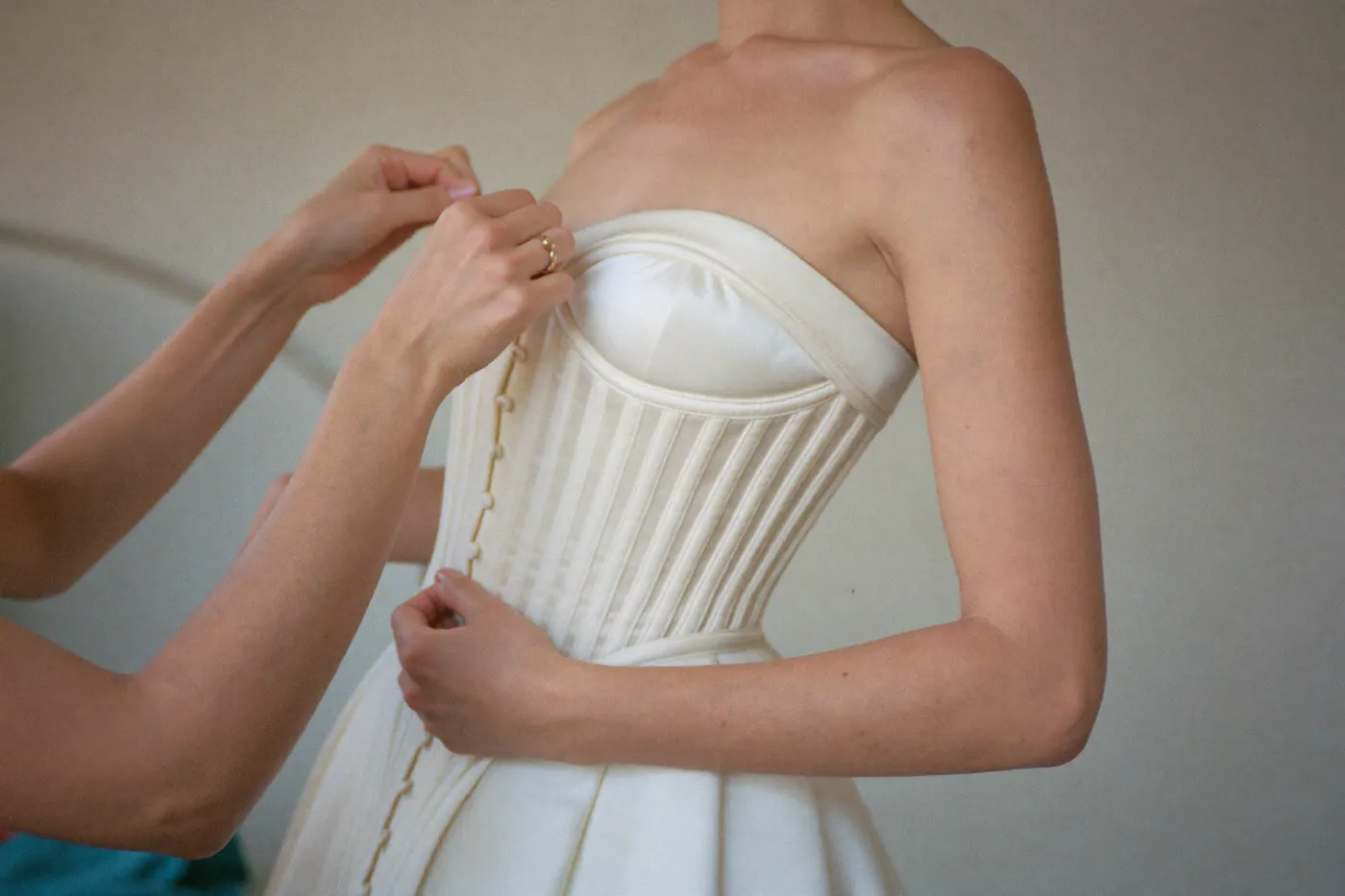 Anprobe eines Brautkleids mit Corsage: Passform wird im Atelier angepasst