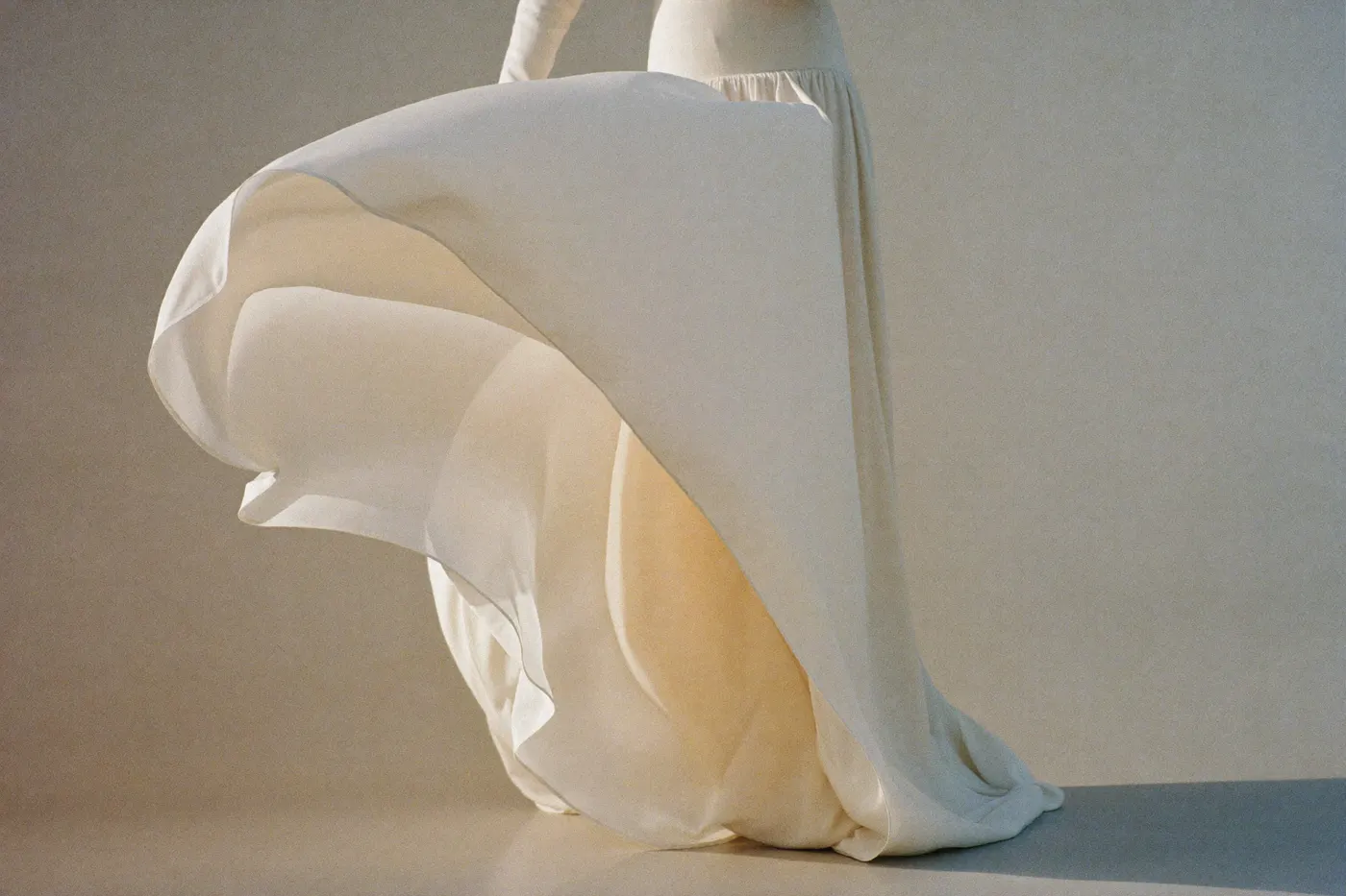 Chiffon Brautkleid mit federleicht fließendem Rock in sanfter Bewegung