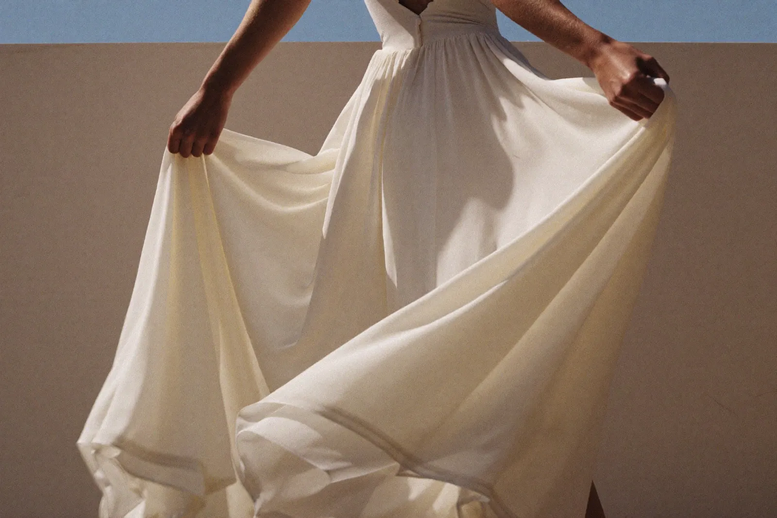 Chiffon Brautkleid mit fließendem Rock in Bewegung, weiches warmes Tageslicht