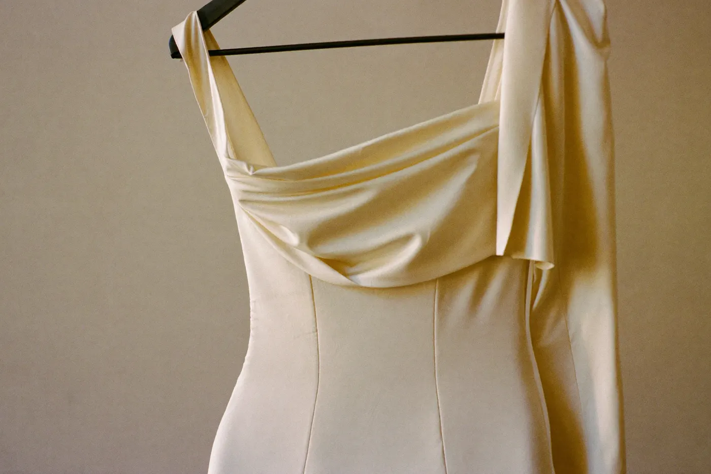 Designer Brautkleid im Detail bei natürlichem Licht