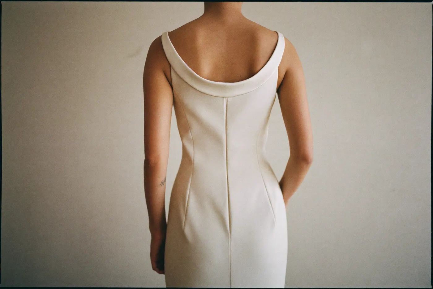 Moderne Braut in einem reduzierten Designer-Brautkleid