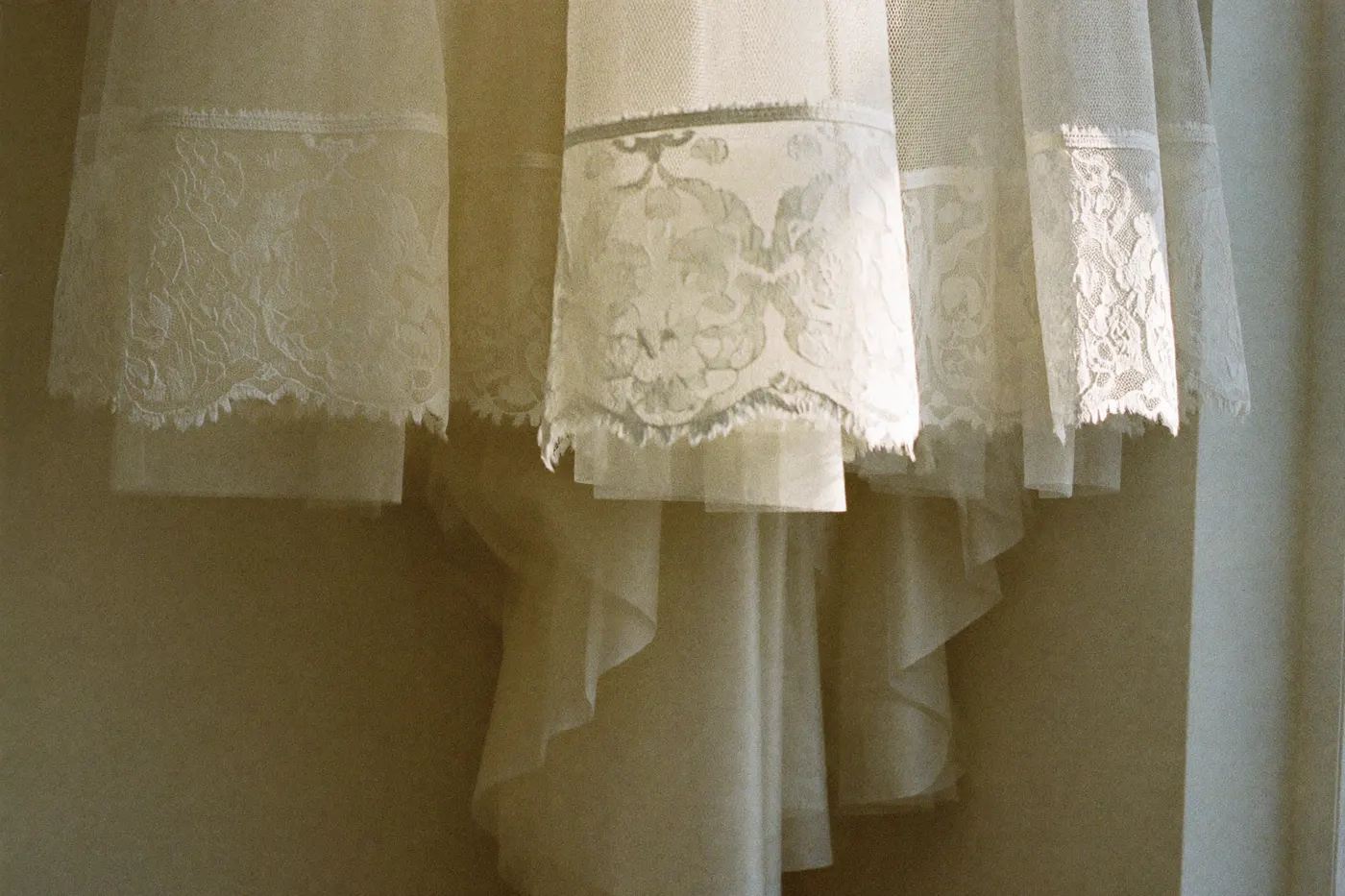 Stoff- und Spitzendetail eines Designer-Brautkleides