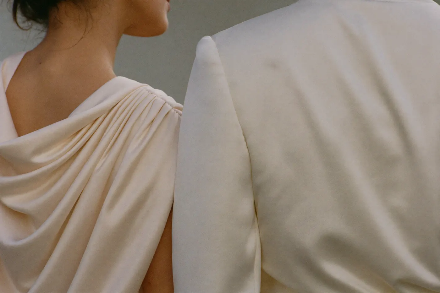 Stoffvergleich Ivory Brautkleid neben Reinweiß, warmer und kühler Weißton im Tageslicht