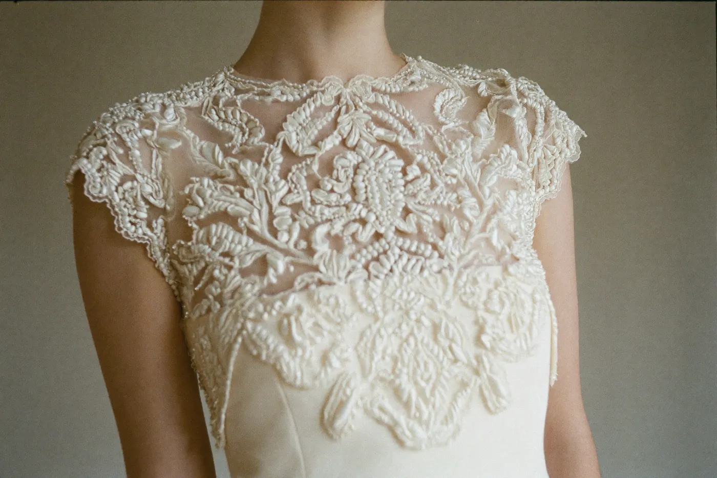 Luxus Brautkleid mit handgearbeiteter Spitze und feiner Perlenstickerei im Detail