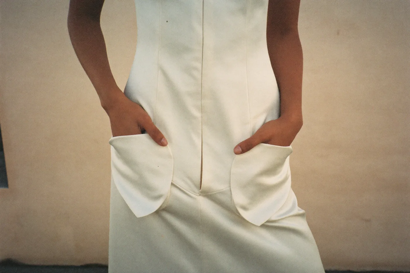 Braut von hinten im cleanen Mikado Brautkleid mit Taschen und skulpturalem Rock