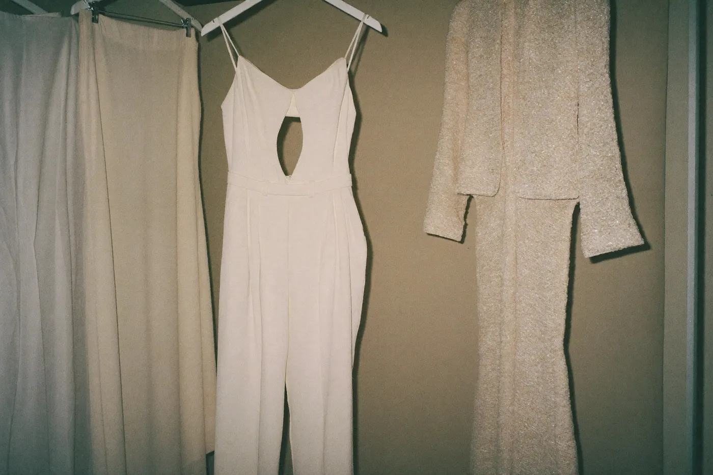 Moderner Braut-Jumpsuit und Zweiteiler als Alternativen zum klassischen Brautkleid im Atelier