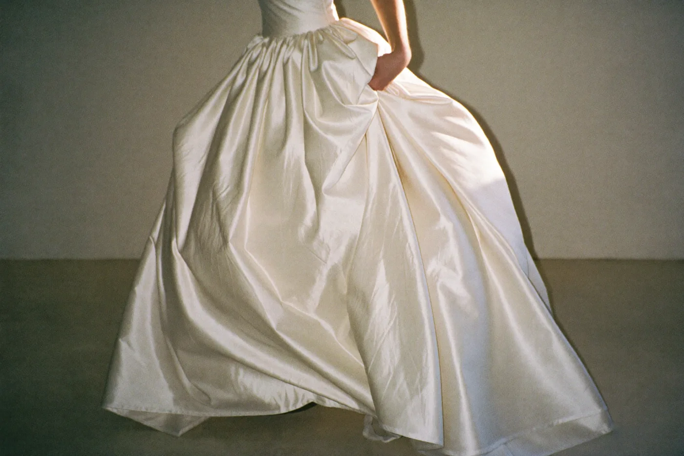 Modernes Brautkleid aus Mikado in Bewegung, Stoff und Silhouette im Fokus