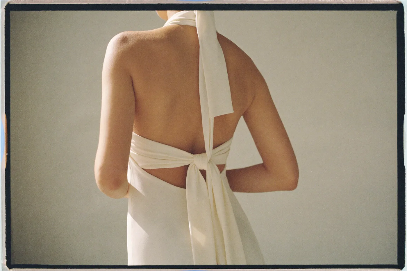 Neckholder Brautkleid von hinten mit im Nacken gebundenen Trägern und freiem Rücken