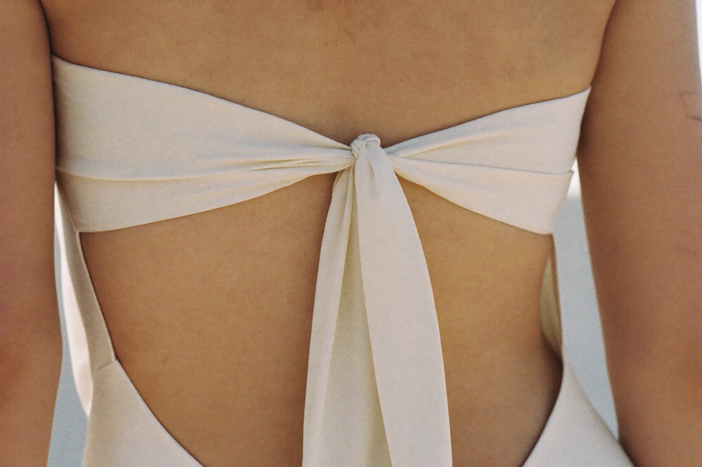 Detail eines Neckholder Brautkleids mit gebundenem Halsband-Träger im Nacken