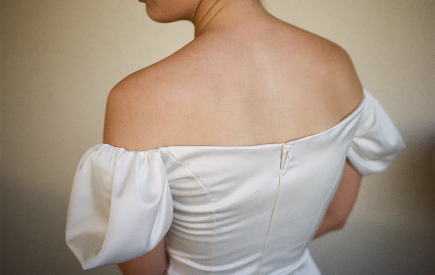 Off-Shoulder Brautkleid von hinten mit freien Schultern und weich drapiertem Ausschnitt