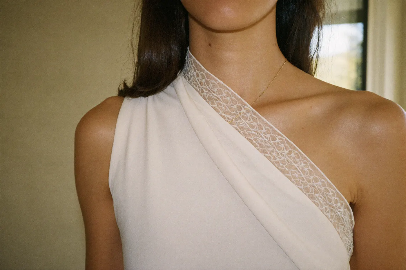 One-Shoulder Brautkleid von hinten mit diagonalem Träger über einer Schulter
