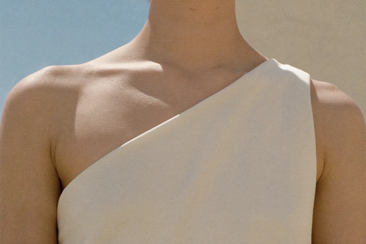 Detail eines One-Shoulder Brautkleids mit drapiertem Träger über dem Schlüsselbein