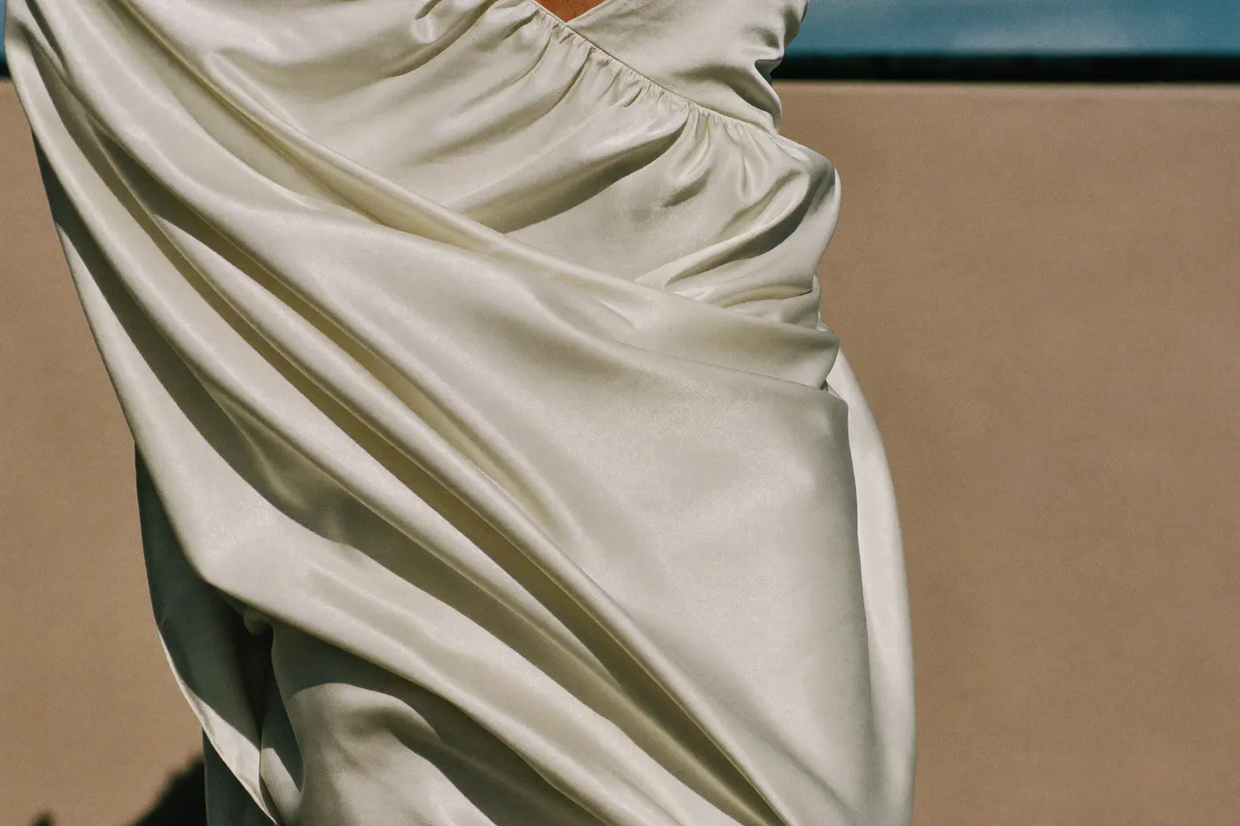 Satin Brautkleid im Detail: weicher Glanz und fließende Falten des Stoffes