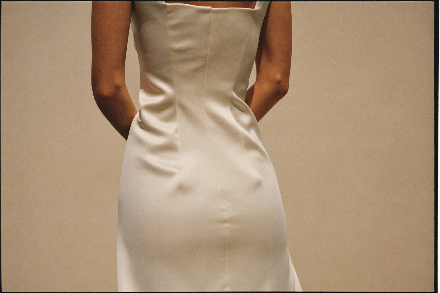 Braut von hinten im minimalistischen Satin Brautkleid mit schmaler Silhouette