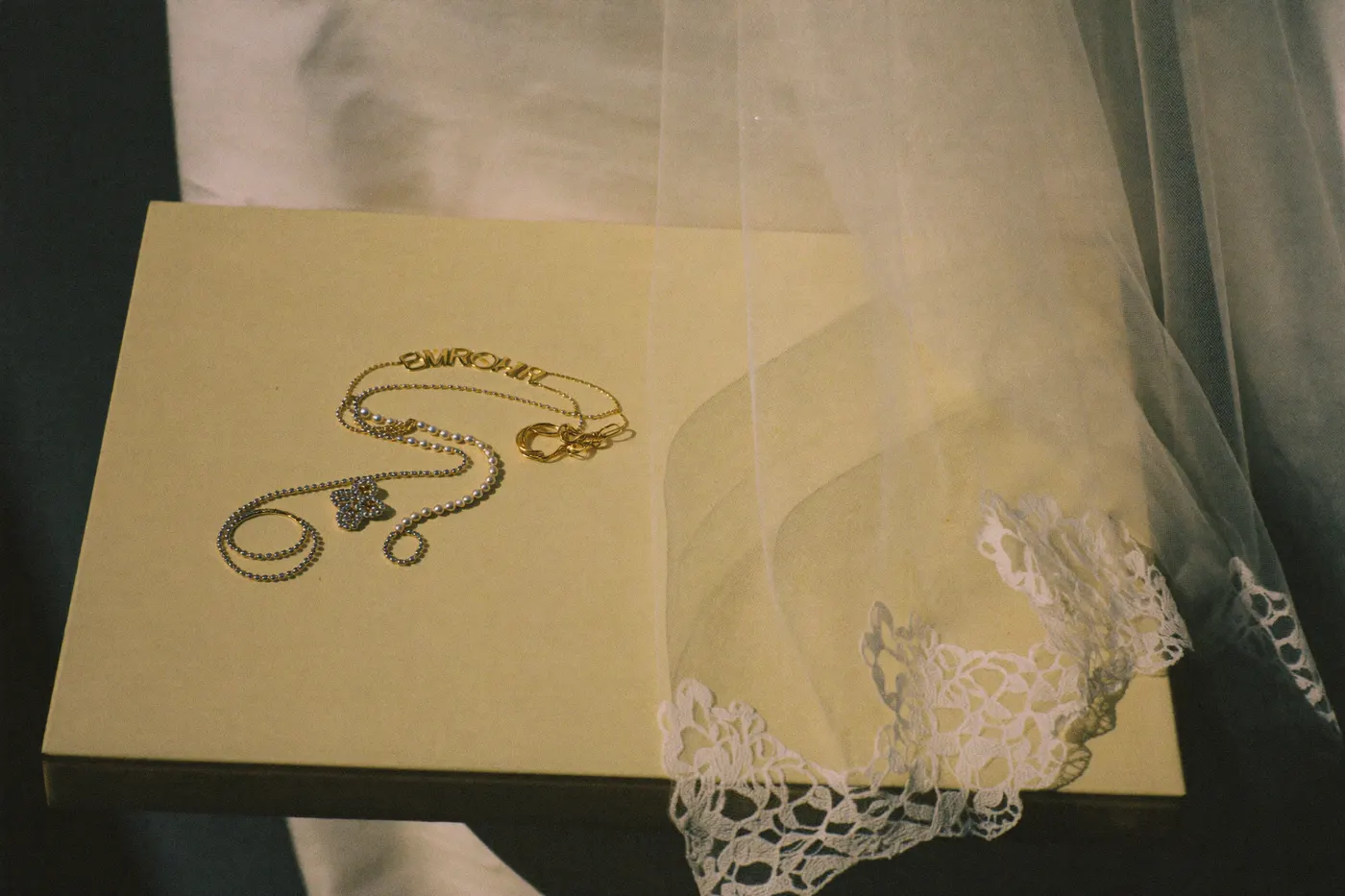 Brautschmuck und Schleier zum Spitzenkleid in hochwertiger Aufnahme