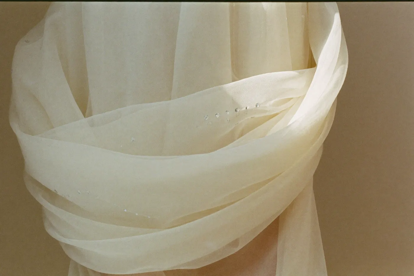 Detailaufnahme von Glitzertüll und weichen Tüll-Lagen eines Brautkleids