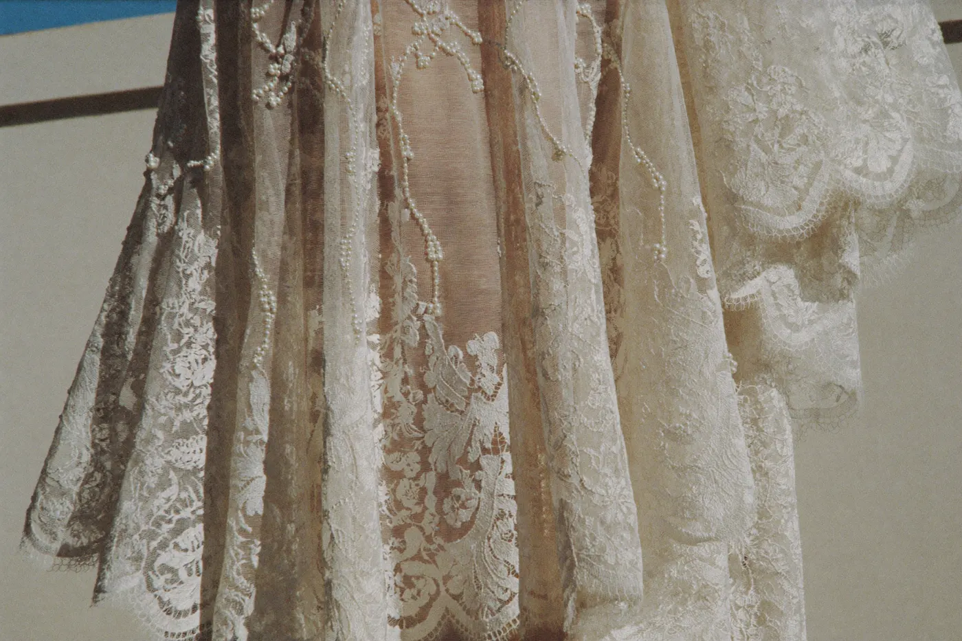 Feine Vintage-Spitze mit Perlenstickerei auf einem Brautkleid