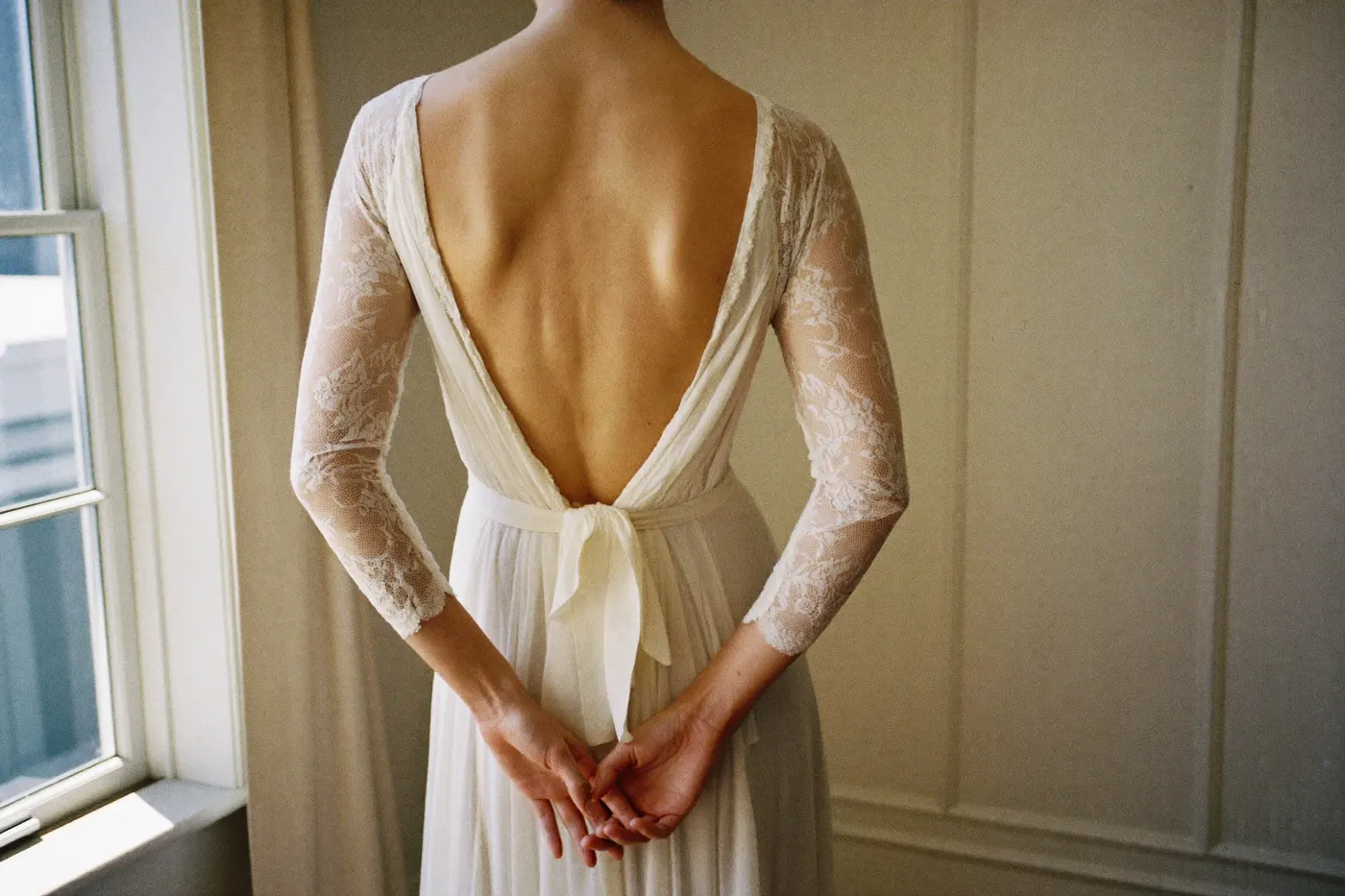 Braut in elegantem Vintage-Brautkleid in weichem Tageslicht