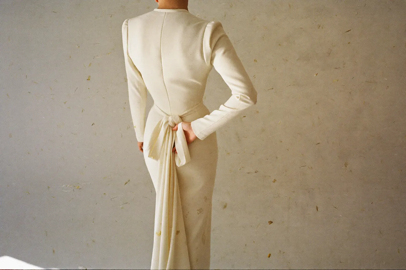 Eleganter Vintage-Brautkleid-Look in ruhigem Studiolicht