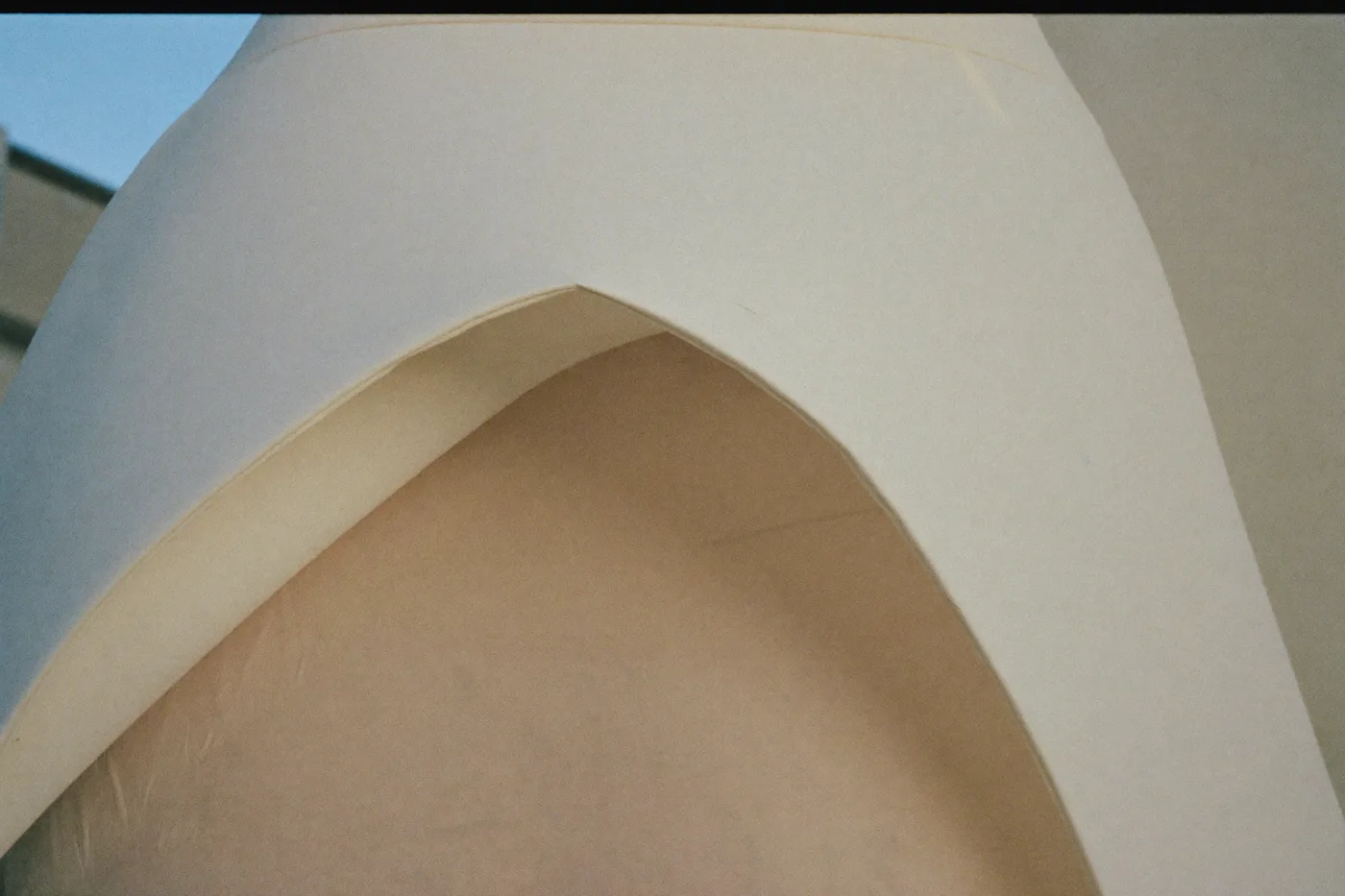 Detail eines weißen Brautkleids: klare Falte in reinweißem Mikado-Stoff