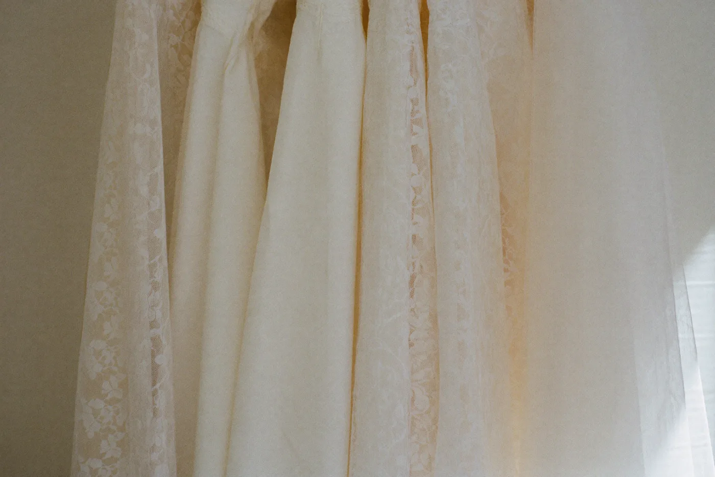 Brautstoffe Spitze, Seide und Tüll im Detail